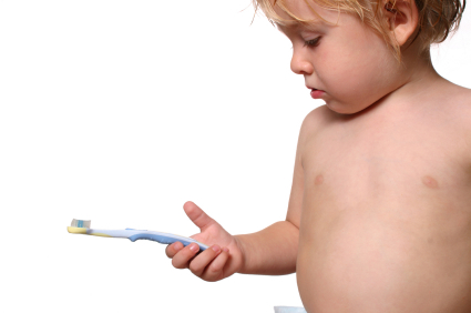Как научить ребенка чистить зубы правильно?