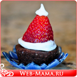 Новогодние десерты: кексы "шапка Деда Мороза"