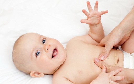 Колики у новорожденного: причины, симптомы и методы устранения